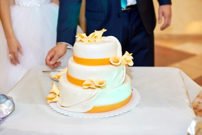 The digital gamble: 5 things you must check before you click 'buy' for a wedding cake order online